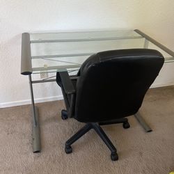 Tempered Glass Desk (free chair) 41”Wx24”Dx29,5”H In Excellent Condition 