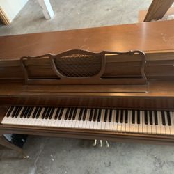 Piano - Story & Clark