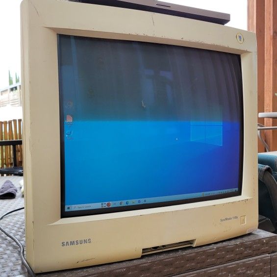 Samsung SyncMaster 1100P 20" CRT 1600 X 1200 Computer Monitor