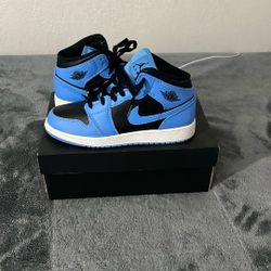 Jordan 1 Mid University Blue/black-white Size 6 Youth