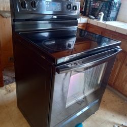 Whirlpool Free Standing Electric Smooth Top. Blk. 