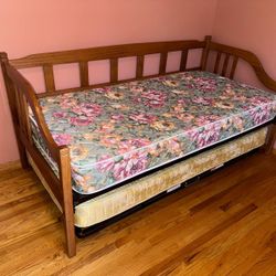 Day bed twin size with mattresses/cama tamaño individual con colchones 