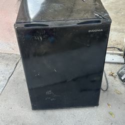 insignia mini fridge 