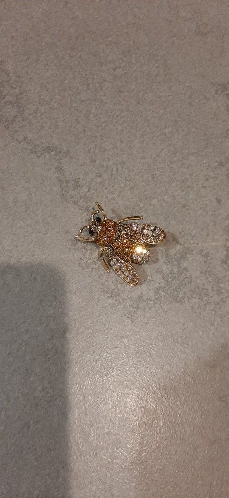 Sparkling bee shaped brooch or scarf clip