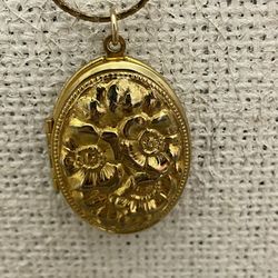 Vintage  Necklace  With  Open  Lock Pendant 