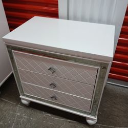 Ningstand Color Blanco Muy Elegante Color Blanco Poco De Uso Por $150