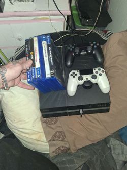 Ps4 with games and two controllers