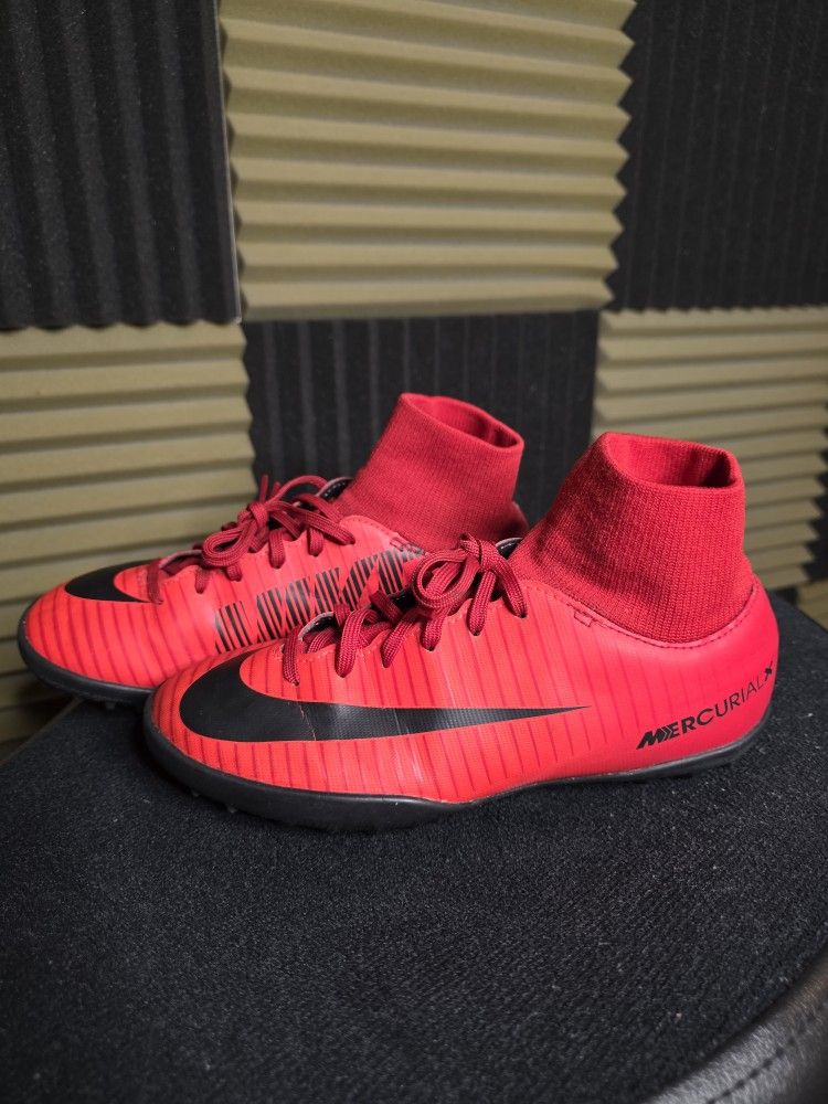 Nike Mercurial kid's soccer cleats Size 2.5y