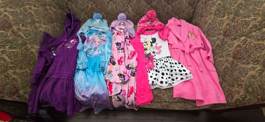 Disney girl clothes 4t to 5t and winter beanies