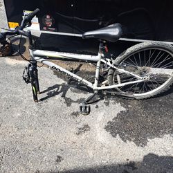 road master granite peah 26" bike for fix or parts ( needs front rim)