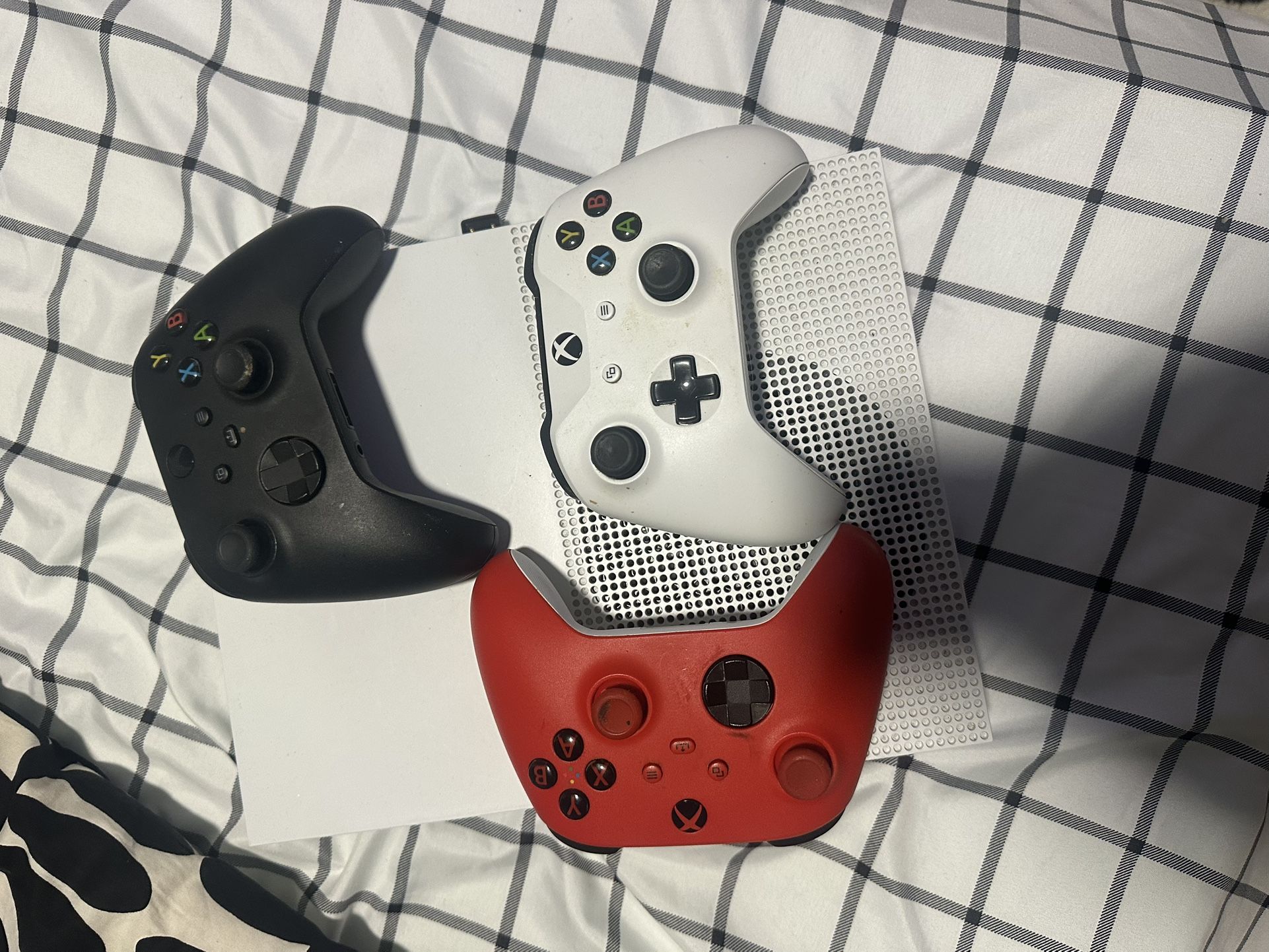 xbox one s with 3 controllers