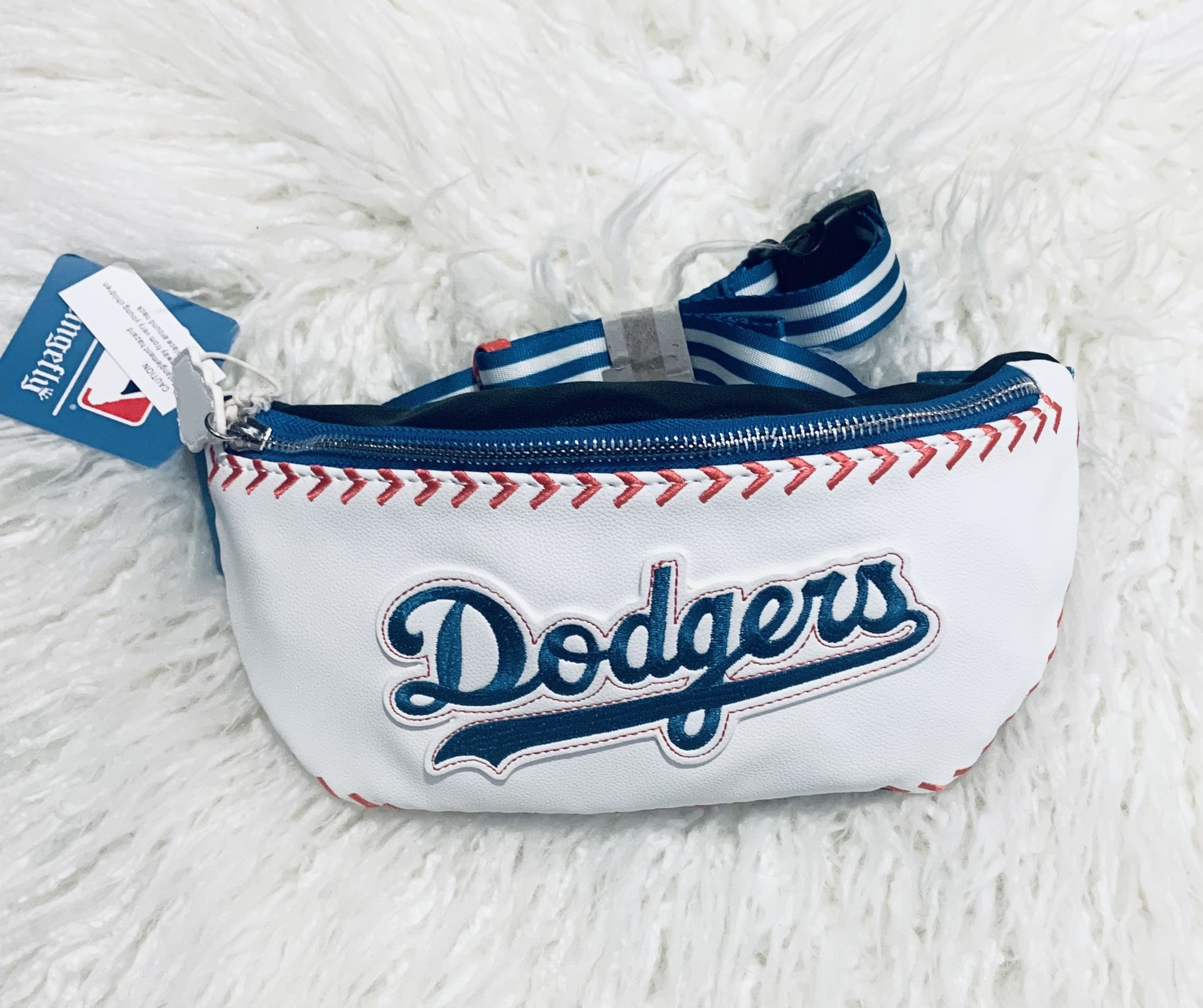 Loungefly MLB LA Dodgers Baseball Stitch Fanny Pack for Sale in Rosemead,  CA - OfferUp