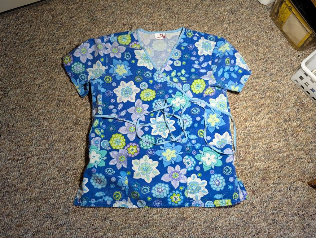 White Cross Blue White Flower Floral Scrub Top Short Sleeve Size Small
