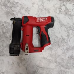 Milwaukee M12 23-Gauge Pin Nailer