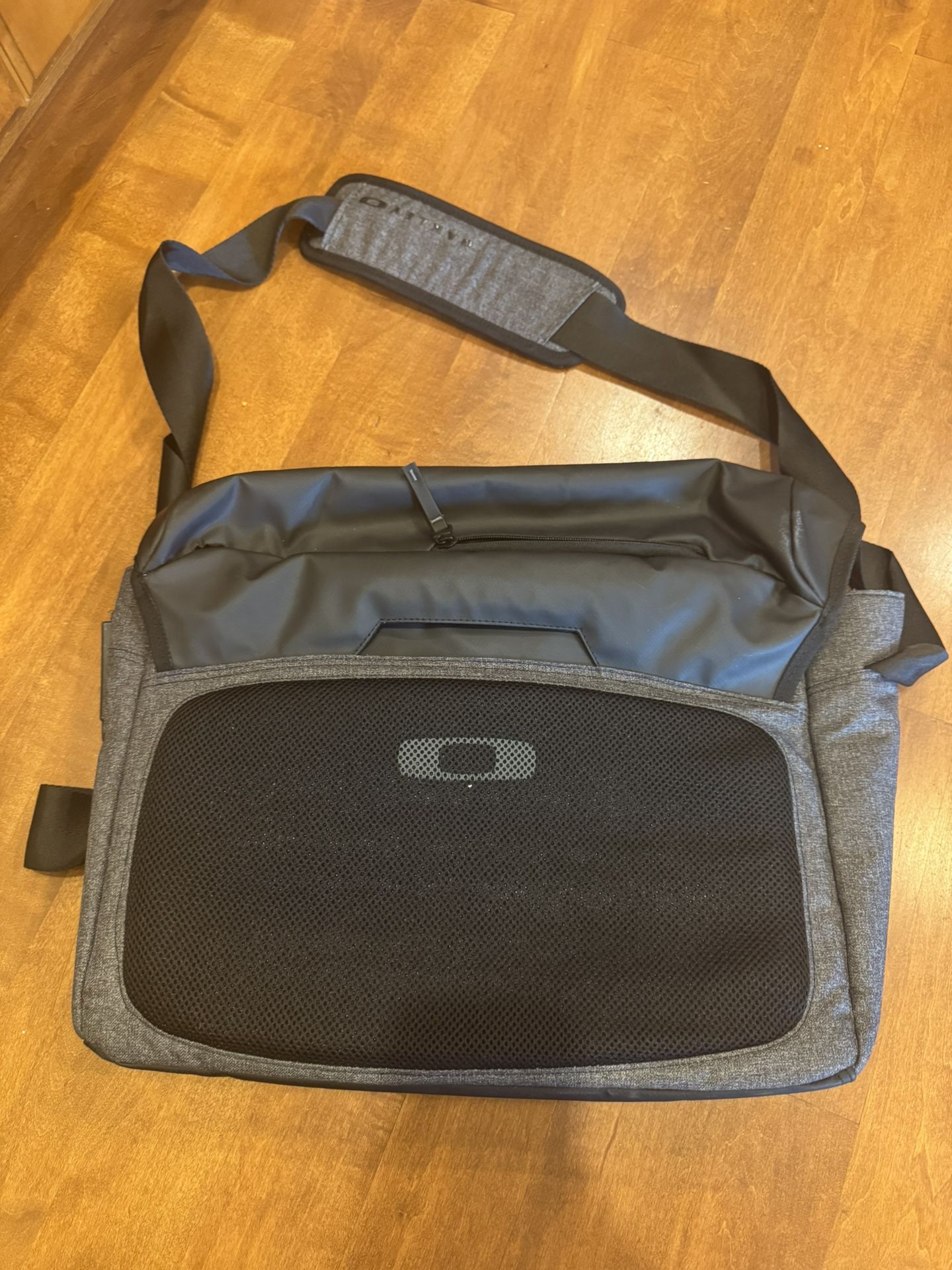 Men’s Oakley Laptop Bag Shipping Available