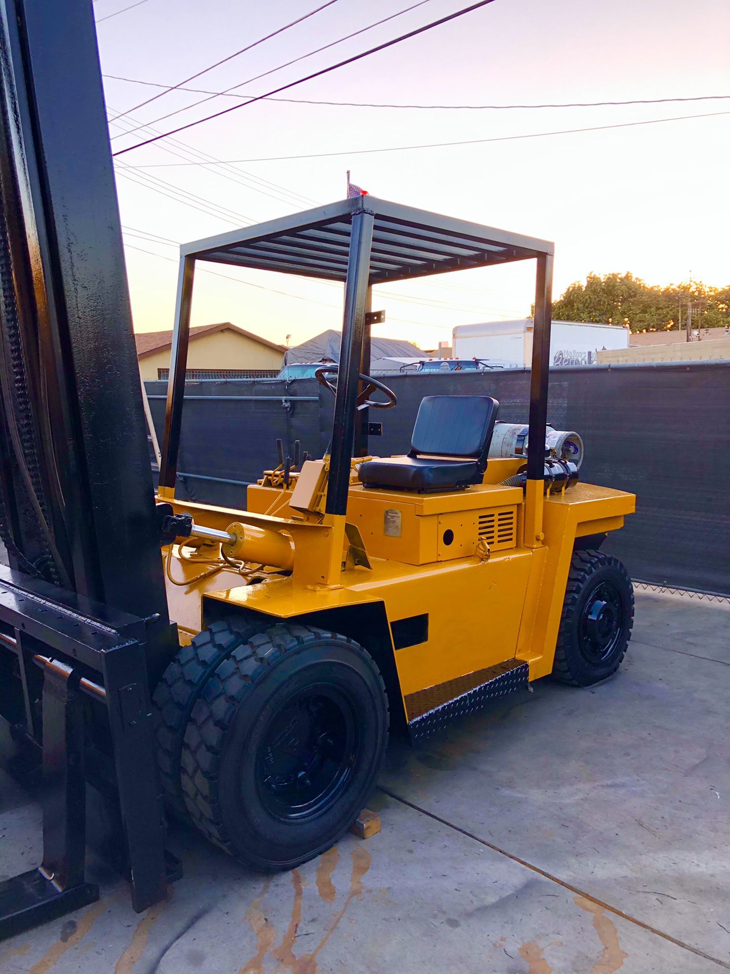 allis chalmer Forklift 13,000 pound capacity with new air tires