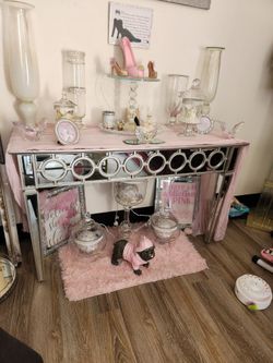 Mirror Table SEE DESCRIPTION! Also items on table are not included