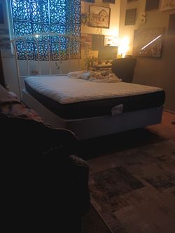 Full Size Mattress / Box SpringSealy Mattress