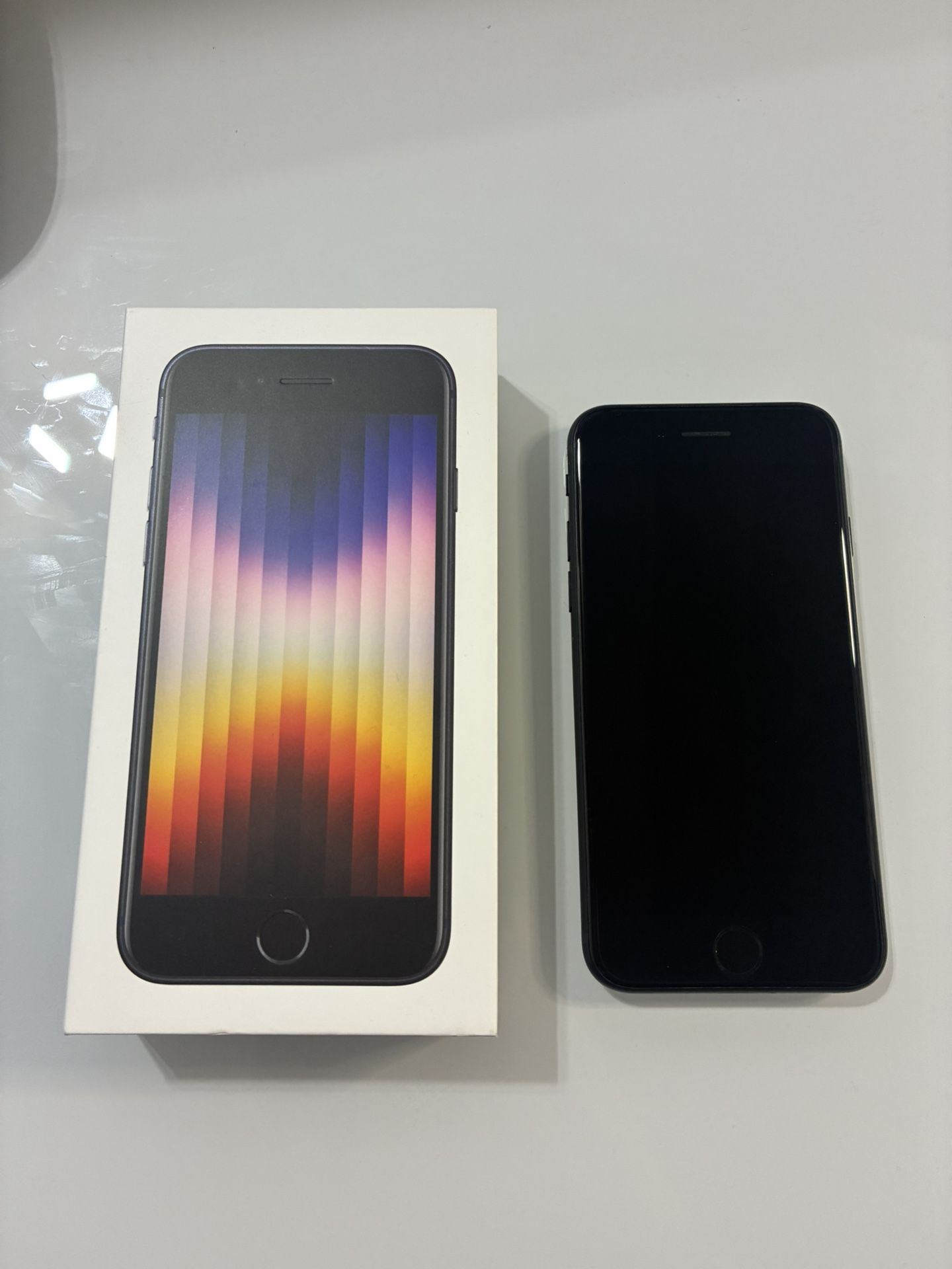 iPhone SE 3 (2022) - Unlocked