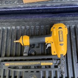 DEWALT Finish Nailer, 16GA, 1-1/4  Inch to 2-1/2-Inch 