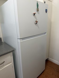 Midea White Top-Freezer Refrigerator