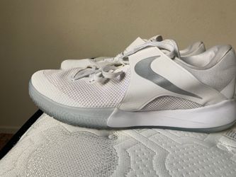 Nike zoom live basketball shoes..