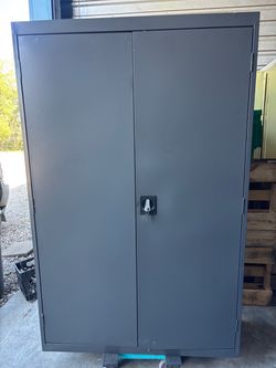 Metal storage cabinet with keys