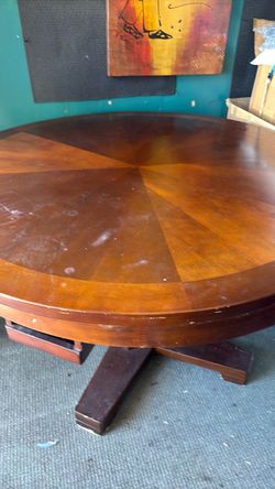 Round Wood Dining Table  good condition