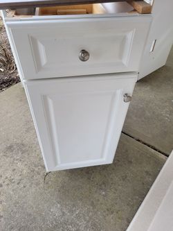 White Kitchen Cabinets 