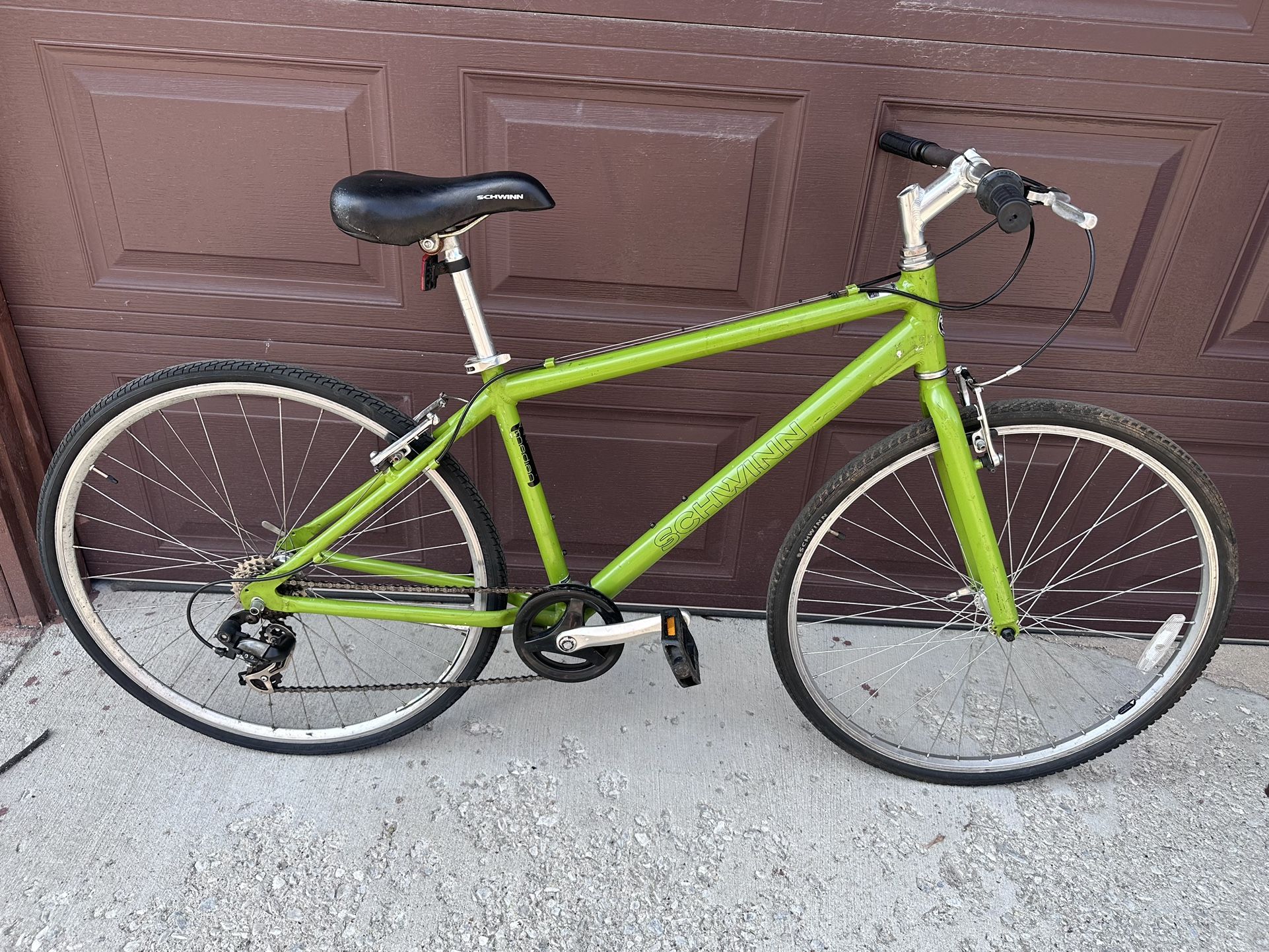 Schwinn median deals hybrid