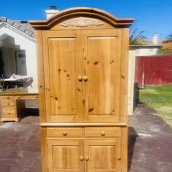 Broyhill Fontana TV armoire/entertainment center. Excellent used condition, pine