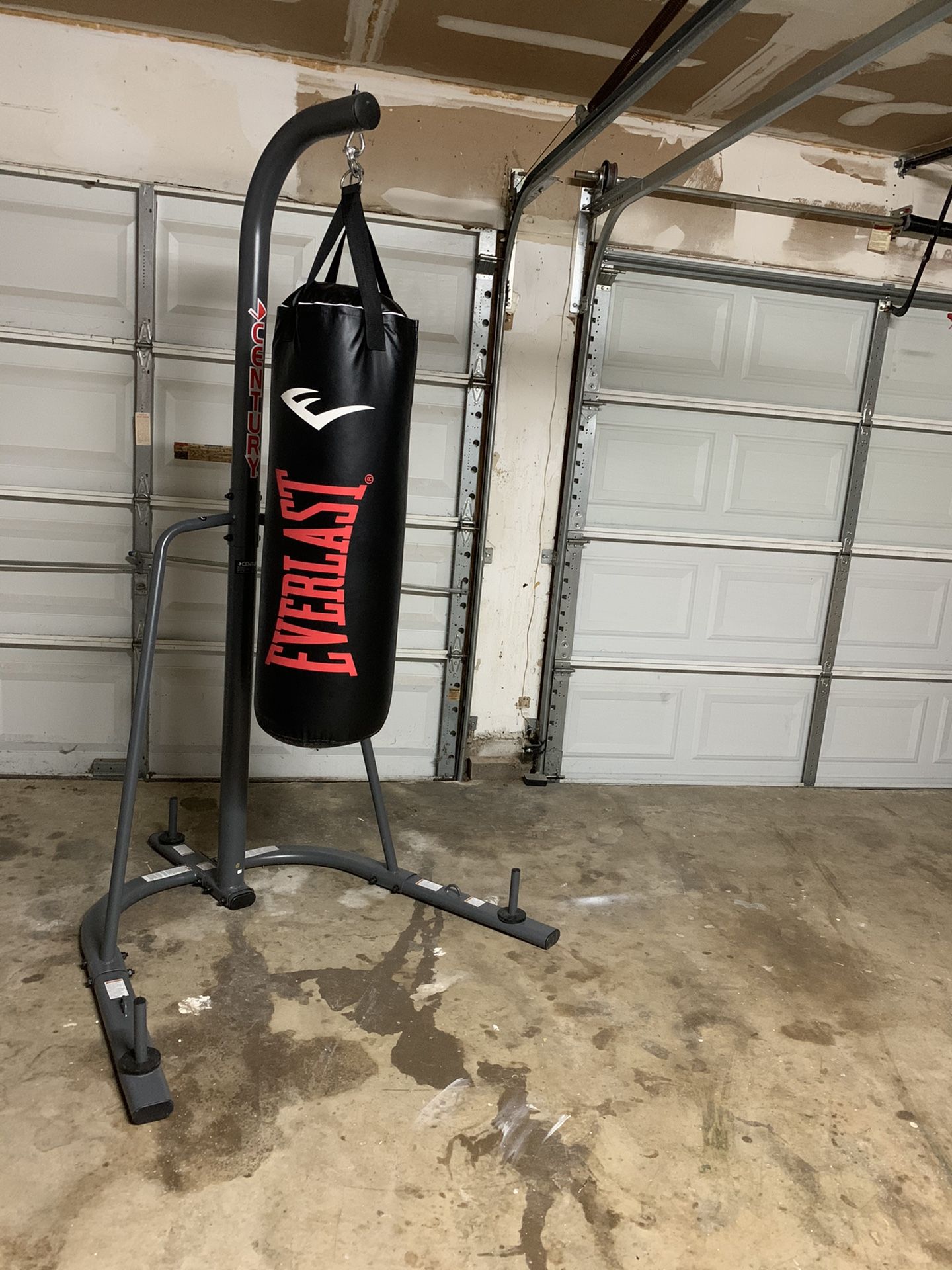 *NEW* Everlast Heavy Bag (w/ gloves included)