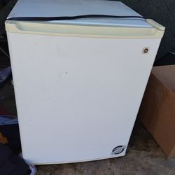 Mini Fridge 
