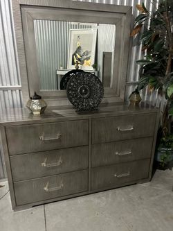Very nice dresser
