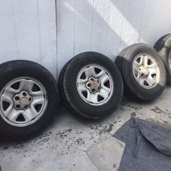SET TIRES AND RIMs/215/70/15 for toyota