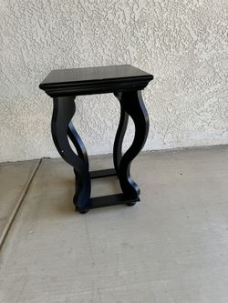 Wood table: for lamp or plant