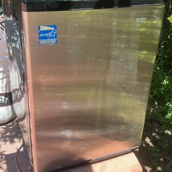 Mini fridge 