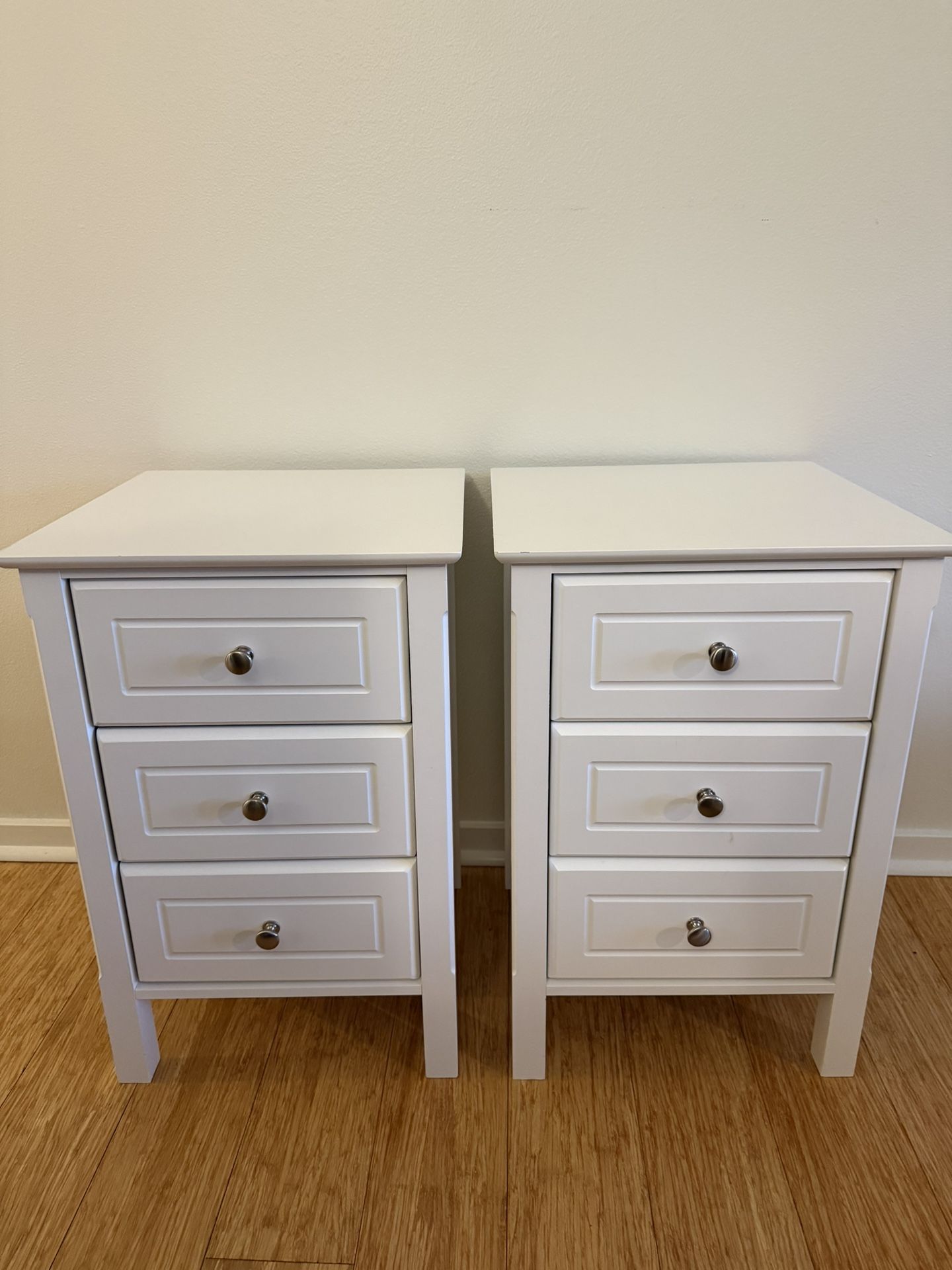 Set of 2 White 3-Drawer Nightstands / End Tables