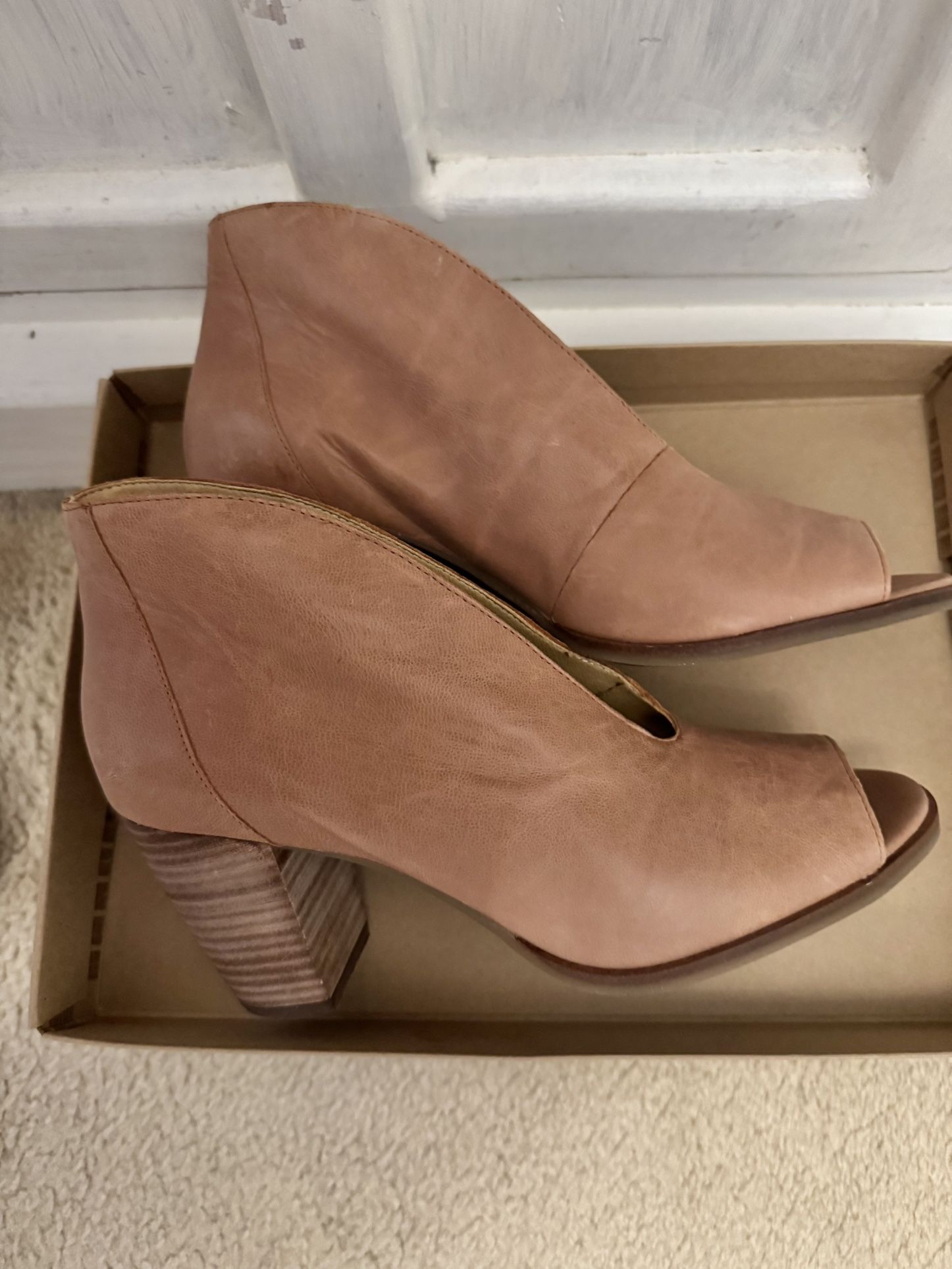 Latte Lucky Brand Leather peep toe boots