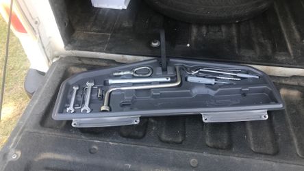 2001 BMW TRUNK TOOL KIT COMEPLETE