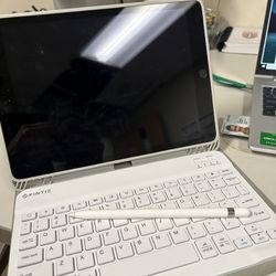 iPad With Apple Pen And Case With Keyboard 
