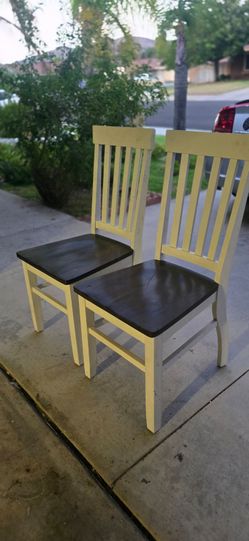 2 sillas de madera