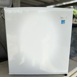 Avanti Mini Fridge – Works Great