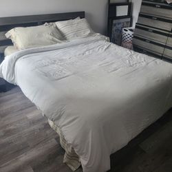 Modern Gray Black Wood Queen Bed NO MATTRESS 66.00"w x 85.50"d x 39.50"h