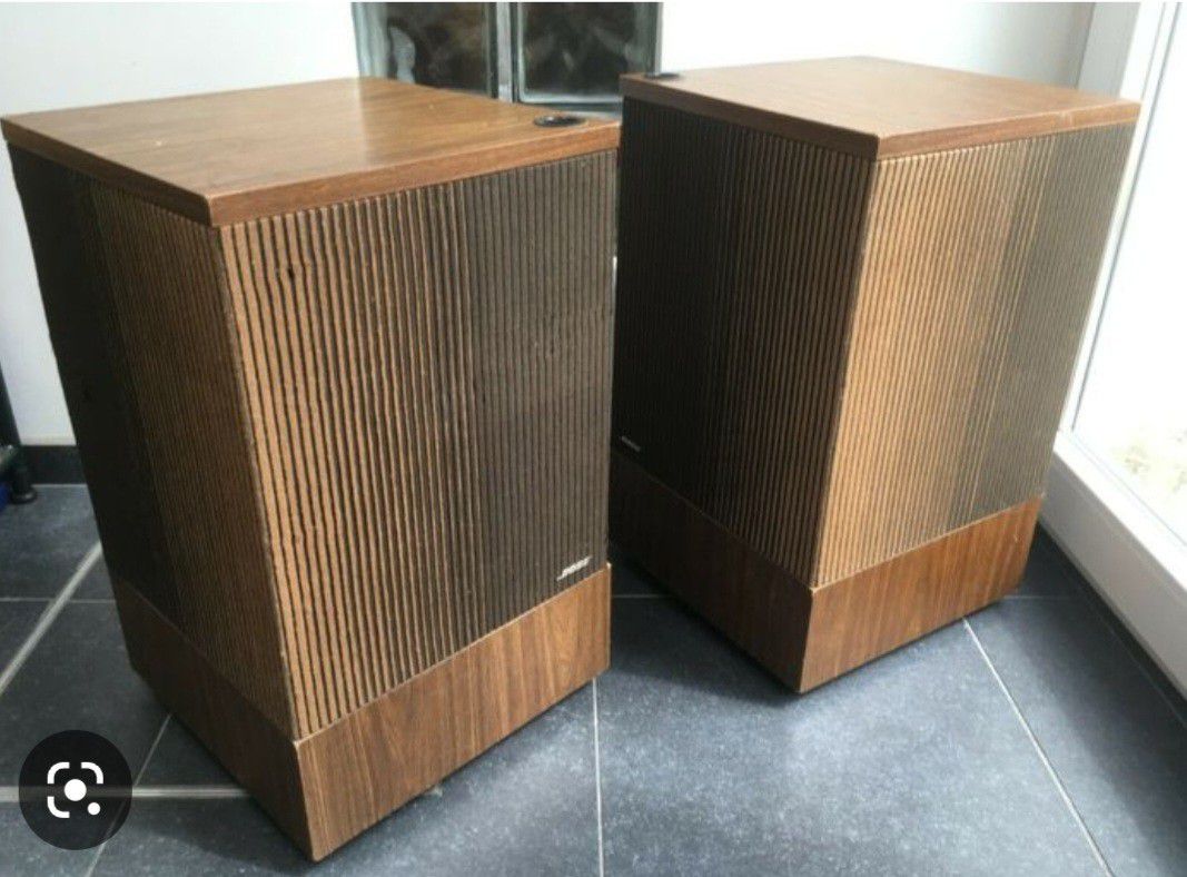 Vintage  Bose 501 Speakers 