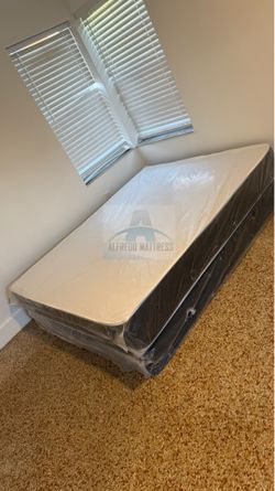 Queen mattress regular set with box spring ( 2pc brand new)
