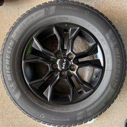 Set of 4 Michelin X ICE SNOW SUV Tires 235/65/R17 with 17” Kia Sportage Wheels In Great Shape READY FOR WINTER??