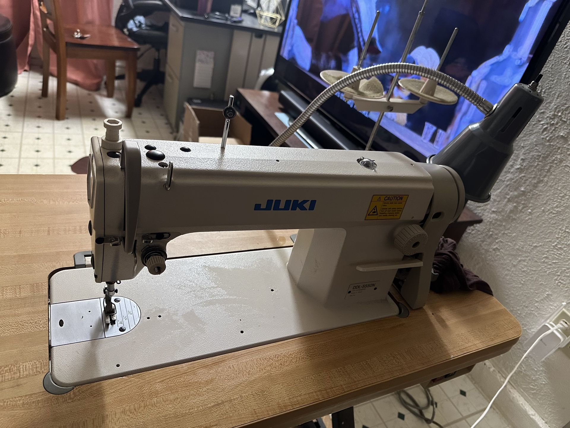 Juki Sewing Machine With Table 