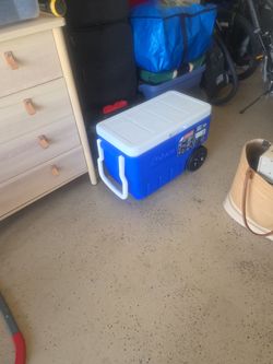 Coleman Rolling Cooler Blue