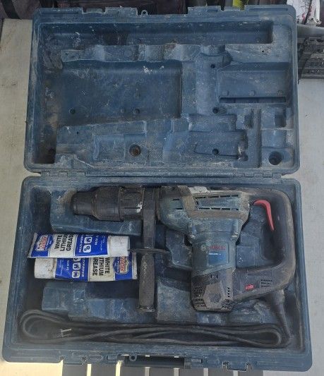 Bosch Hammer Drill/Chipper With Case - SDS Max Bits
